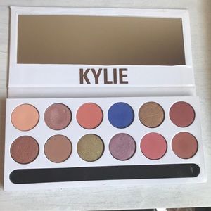 Kylie cosmetics royal peach palette